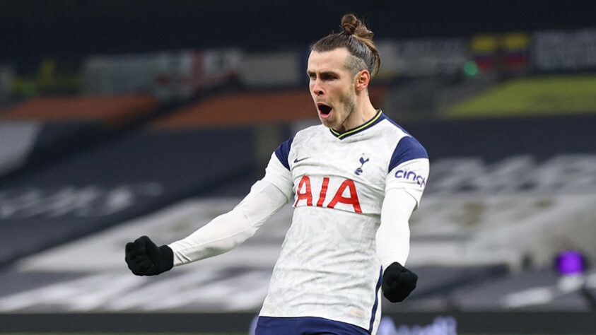 ESQUENTOU - O atacante Gareth Bale tem um acordo para retornar ao Tottenham na próxima temporada, segundo o portal "El Nacional". O atleta, que vestiu a camisa dos Spurs por empréstimo na última temporada, termina seu contrato com o Real Madrid em junho deste ano.