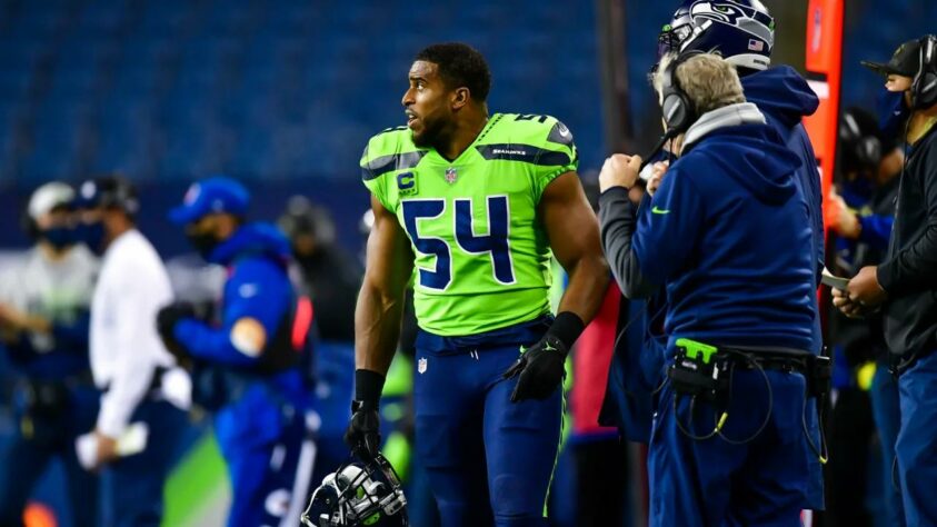 1. Bobby Wagner (Seattle Seahawks): É difícil escolher outro nome para o topo desta lista desde a aposentadoria de Luke Kuechly em 2020. 7x Pro Bowler, Wagner também foi All-Pro em sete ocasiões, seis delas como First-Team. 2x líder da NFL em tackles, ele conseguiu manter um nível alto de jogo nos últimos dois anos mesmo quando a comissão técnica dos Seahawks colocava em campo formações que desfavorecem a defesa.