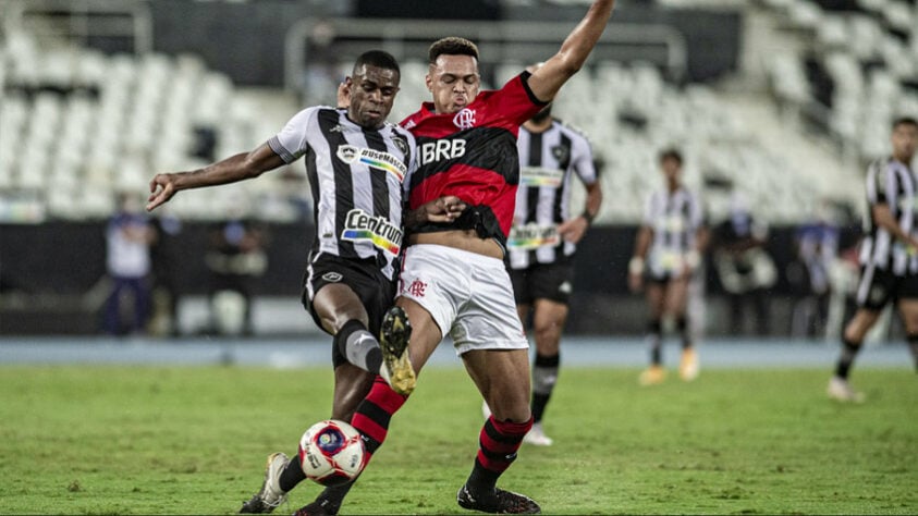 O Botafogo foi dominado pelo Flamengo e conheceu a primeira derrota na temporada 2021. No revés por 2 a 0, o destaque negativo foi Marcelo Benevenuto, que falhou no gol de Rodrigo Muniz. Confira a avaliação do LANCE! (Notas por Sergio Santana)