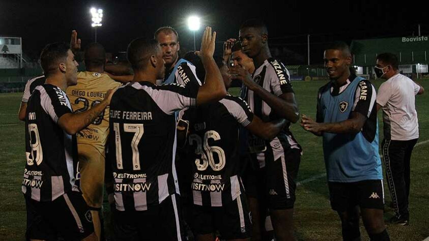 O ano de 2021 é de desafios para o Botafogo. Sem tempo para pré-temporada, o time precisou ser montado e testado por Chamusca dentro do Campeonato Carioca. Nesse período, com a saída e a chegada de alguns jogadores, o elenco do Alvinegro sofreu mudanças. A seguir, o LANCE! relembra os jogadores que participaram de jogos oficiais pelo Glorioso nesta temporada.  