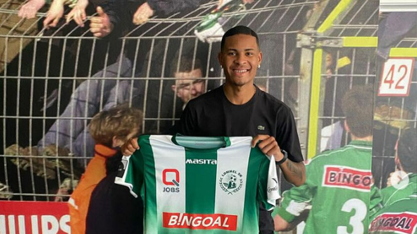 Além de Vinicius Souza, o Lommel, da Bélgica, também acertou a contratação do lateral-esquerdo Caio Roque na mesma época, mas por 1,5 milhão de euros. O Flamengo, em seu balanço, confirmou a transferência e a arrecadação de R$ 9,9 milhões.