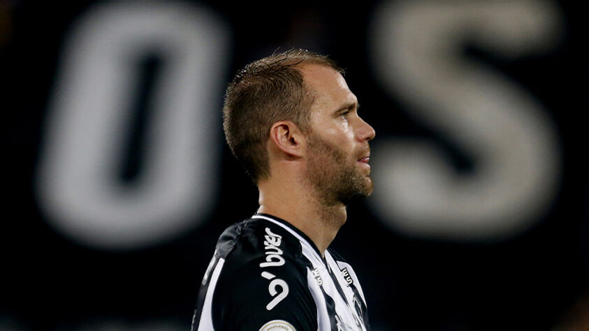 Goiás e Botafogo ficaram no empate por 1 a 1, no Estádio da Serrinha, em partida válida pela 32º rodada da Série B. A equipe da casa abriu o placar no início com um grande vacilo do Glorioso, mas o zagueiro Carli deixou tudo igual no placar. O LANCE! traz as notas e os destaques do jogo. Por Tiago Tassi (tiagomontes@lancenet.com.br)