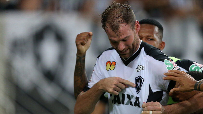 Joel Carli está de volta ao Botafogo. O argentino, após uma curta passagem pelo Aldosivi, acertou o retorno ao clube General Severiano, onde possui identificação. O LANCE! destacou momentos marcantes do 'Capitán' pelo Glorioso. Confira: