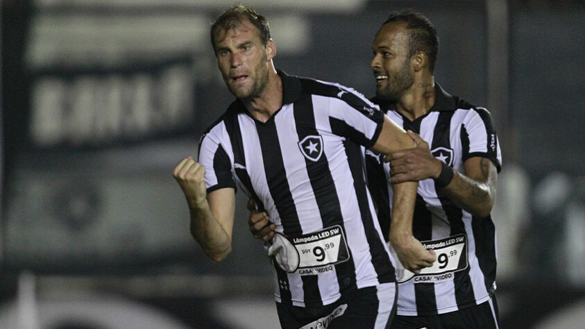 O primeiro gol de Carli veio pouco tempo depois. Na mesma edição de Campeonato Carioca, o zagueiro marcou na vitória sobre o Volta Redonda por 2 a 0, no dia 30 de março.