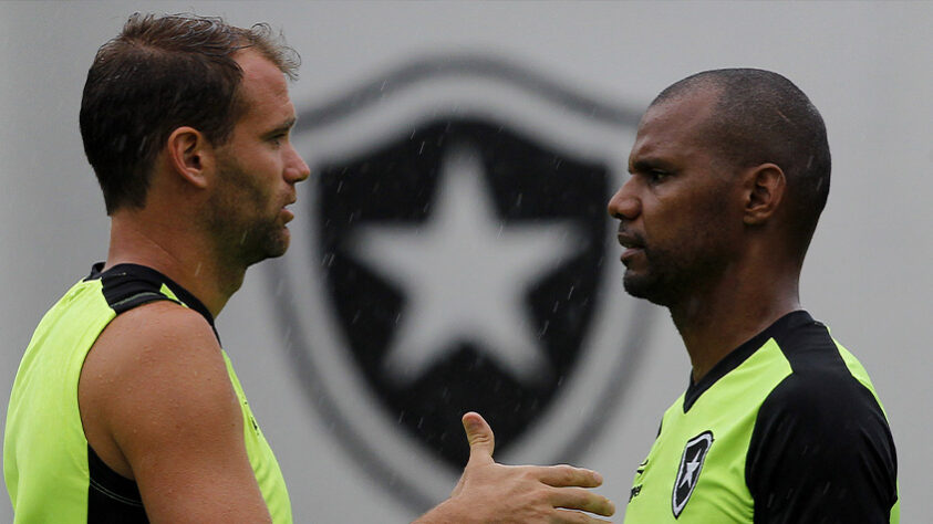 Rapidamente, Joel Carli se tornou uma das referências no vestiário do Botafogo. Líder dentro e fora de campo, ele virou um dos jogadores mais influentes da equipe.