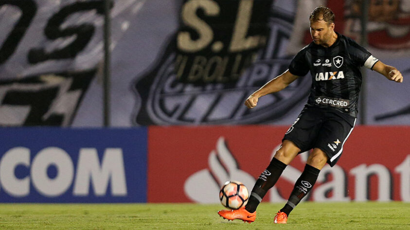 Na competição continente, o nível não caiu: Joel Carli foi um dos poucos jogadores de defesa que se manteve intocável em toda a campanha do Botafogo, eliminado nas quartas de final para o Grêmio.