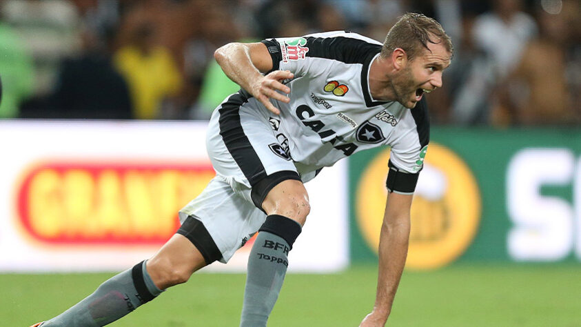 Joel Carli (35 anos) - Posição: zagueiro - Clube: Botafogo