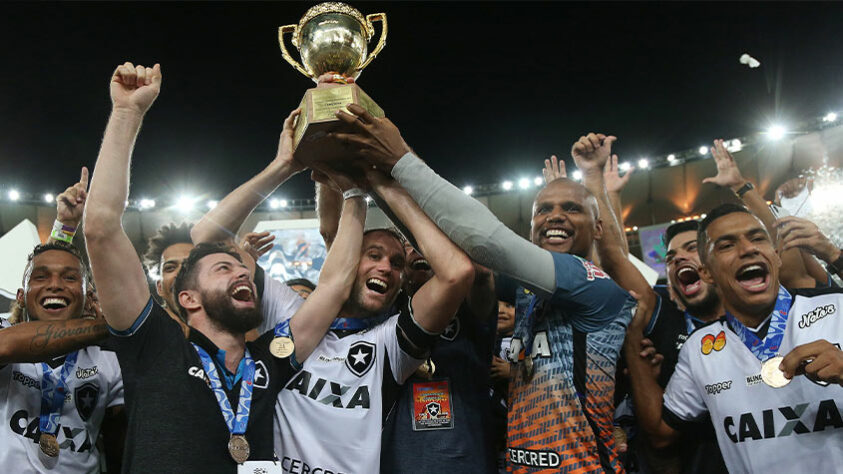 Carli, ao lado de Jefferson e João Paulo, foi um dos homenageados para levantar a taça daquela conquista.