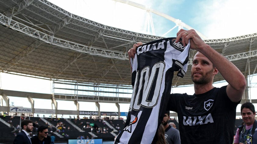 Ainda em 2018, Joel Carli chegou à marca de 100 partidas pelo Botafogo. no empate em 0 a 0 com o Santos, no dia 4 de agosto de 2018.