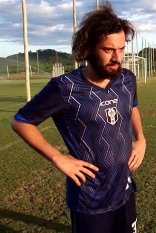 O ciclo do jornalista Lucas Strabko, o “Cartolouco”, como jogador do Resende-RJ chegou ao fim no último sábado (24), após a derrota do time para o Vasco, por 3 a 1, pelo Campeonato Carioca. Após quase dois meses com a camisa do clube carioca, Cartolouco não entrou em campo. Baseado nisso, o LANCE! listou 20 jogadores que foram anunciados, mas nem sequer atuaram. Confira: