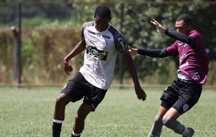 FECHADO - O zagueiro Douglas é visto como grande promessa das categorias de base da Ponte Preta. Com apenas 16 anos, o defensor de 1,89m de altura chamou atenção da comissão técnica profissional do clube de Campinas. Integrado ao elenco principal da Macaca, o zagueiro não escondeu sua felicidade de estar trabalhando com o técnico Fabio Moreno. Mesmo com os pés no chão, o jovem defensor destacou que espera receber uma oportunidade futuramente para mostrar seu futebol.