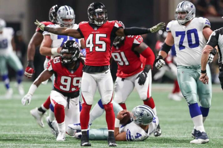 7. Deion Jones (Atlanta Falcons): Foi por um longo tempo que Deion Jones ostentou o status de melhor linebacker da liga em cobertura de passe. Como, portanto, não incluí-lo no nosso Top 10, já que esse é possivelmente o fundamento mais importante de um LB na NFL moderna? Jones ainda tem 27 anos e já é o grande líder da defesa de Atlanta, mas, com o time em reconstrução, é candidato a uma troca na pré-temporada.