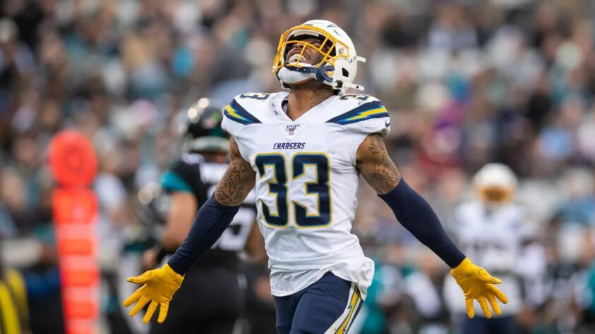 2. Derwin James (Los Angeles Chargers): Se você começou a acompanhar a NFL em 2020, você provavelmente não sabe quem é o safety dos Chargers, mas é fácil explicar por que ele merece estar tão alto. Em 2018, como calouro, sua única temporada completa, ele foi First-Team All-Pro e Pro Bowler. Em 2019, continuou atuando em alto nível até se lesionar. Enquanto saudável, é difícil dizer que há algum safety melhor que ele na liga. 