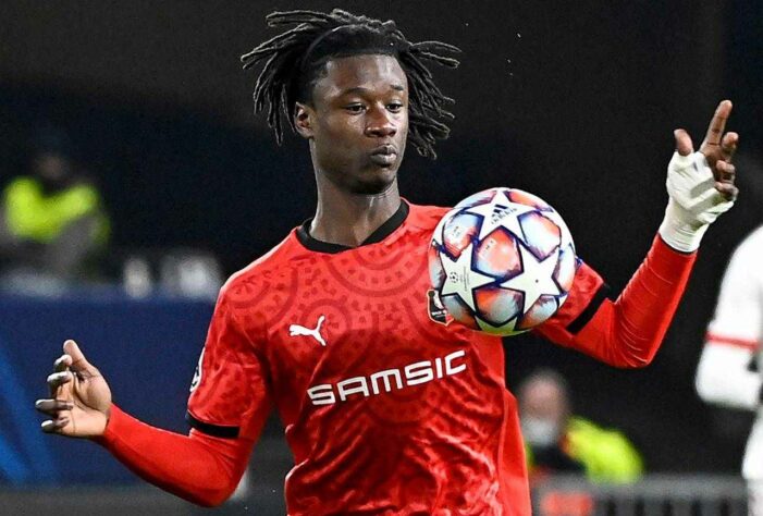 ESQUENTOU - O jovem volante Eduardo Camavinga, do Rennes, é alvo do Manchester United nesta janela de transferências. A promessa também é alvo de outros clubes.