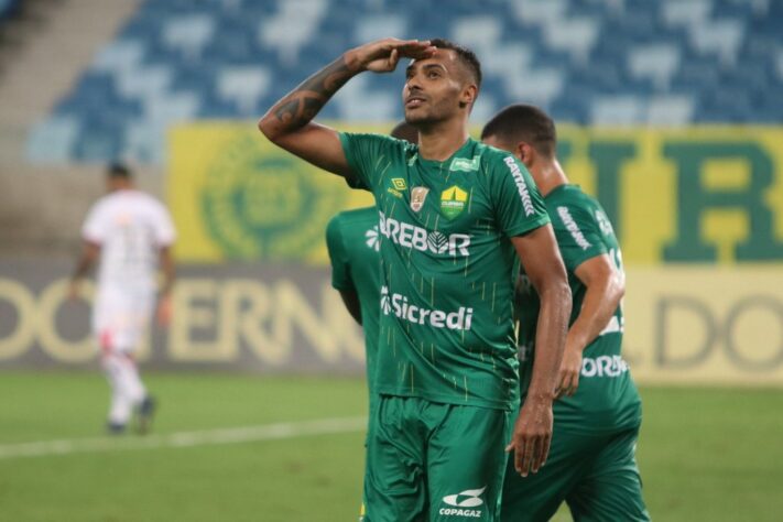 Além dele, o atacante Élton marcou nove gols nas 22 partidas que disputou com a camisa do Cuiabá na competição e também foi um dos destaques da Série B de 2020.