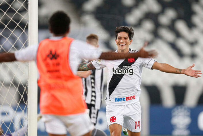 16º - Botafogo 2x3 Vasco - Campeonato Brasileiro 2020. Cano aproveitou o cruzamento e cabeceou, mas o arqueiro adversário defendeu. O argentino, de maneira oportunista, aproveitou o rebote e marcou. 