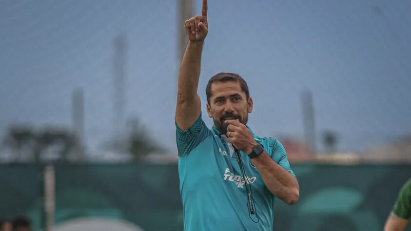 ESQUENTOU - O último jogo do Coritiba dentro de casa na Série B terminou de maneira frustrante. Diante do Confiança, o Coxa foi superado por 1 a 0. Após o duelo, o técnico Gustavo Morínigo, que geriu o projeto de retomada à elite do futebol nacional, não garantiu a sua permanência para a próxima temporada.