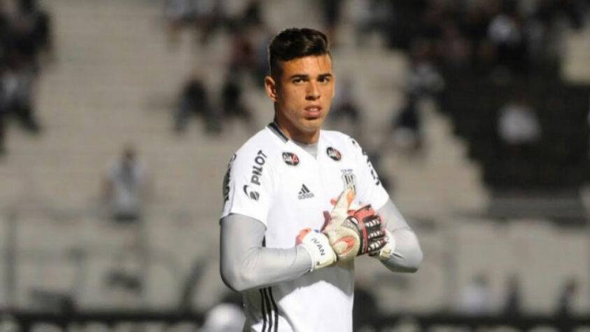 O goleiro acumula convocações para a Seleção de base e também foi chamado por Tite em março de 2020. Sem jogar desde outubro, ele se recupera de uma cirurgia no punho e está próximo de voltar aos gramados. Com a Ponte em crise financeira, pode ser negociado por um preço abaixo de meses atrás.