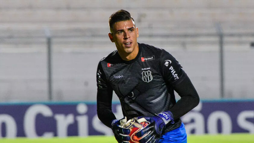 ESQUENTOU - Nome considerado como um dos mais promissores nos últimos anos que surgiu na base da Ponte Preta, o goleiro Ivan volta a ter seu nome ligado a possibilidade de se transferir para o futebol europeu. Dessa vez, o clube apontado é o Benfica segundo informação do diário lusitano 'A Bola'. O principal motivo que faria a equipe de Lisboa ir ao mercado na busca de um nome para a posição seria o fato de que o grego Odysseas Vlachodimos estaria observando o mercado na busca de uma nova equipe, principalmente, pela falta de chances após Hélton Leite "tomar" o posto de titular.