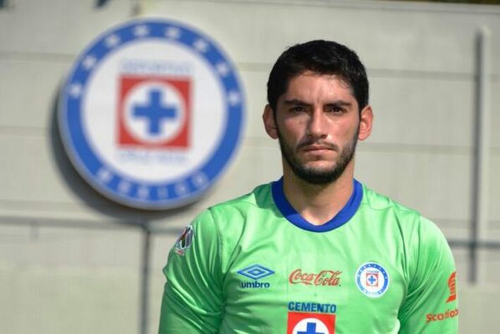 ESQUENTOU - Aos 40 anos, tendo os últimos 12 passados como atleta do Cruz Azul, o goleiro Jesús Corona é um dos grandes ídolos da história do clube mexicano e, de acordo com o próprio, essa história pode se tornar ainda mais longeva. Segundo Jesús declarou em palavras veiculadas pelo portal "Pasión Futbol", houve contatos de diversas pessoas do corpo diretivo pensando na sua permanência, algo que o deixou muito contente.