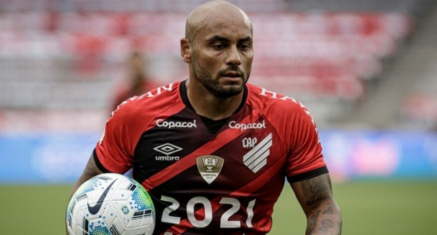 Jonathan (lateral-direito - 36 anos): campeão pelo Santos e Athletico Paranaense, Jonathan também teve passagens por Cruzeiro, Fluminense e Inter de Milão. Está no mercado desde março do ano passado.