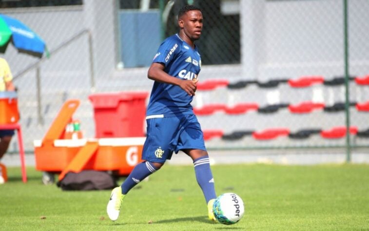 Klebinho (lateral-direito) - Aos 22 anos, foi emprestado ao Cruzeiro até dezembro, que é justamente o período do fim de seu vínculo com o Fla. Caso ele permaneça na Raposa em 2022, o Rubro-Negro manterá 20% dos direitos econômicos de Klebinho.