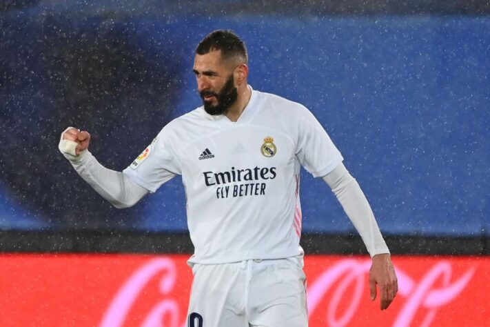 O atacante francês Karim Benzema veste a camisa do Real Madrid desde o ano de 2009.