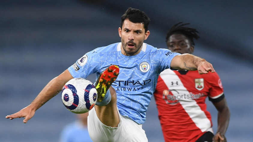 ESQUENTOU - Vira e mexe o nome de Sérgio ‘Kun’ Aguero surge como possível reforço do Independiente de Avellaneda quando o vínculo do jogador com o Manchester City for encerrado. Mas parece que esse sonho da torcida do Rojo será adiado. Em sua transmissão habitual pela plataforma “Twitch”, na última sexta-feira, o atacante argentino falou sobre a especulação de uma possível ida dele ao Barcelona: “Estão todos escrevendo Barça, Barça, Barça… Aguentem um pouco, viu. Espere, ainda estamos no Manchester City”, falou o jogador. Vale ressaltar que a afirmativa de Kun Aguero não significa que o jogador renovará ou não com os Citizens.