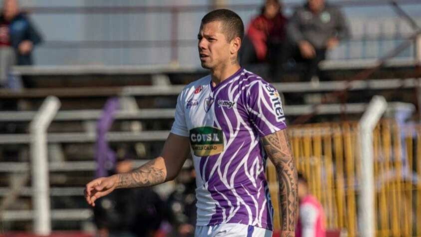 ESQUENTOU - Com passagens por Paraná, Santos, Portuguesa e outras equipes brasileiras, o zagueiro Léo Coelho, um dos principais nomes do time uruguaio Fénix está sendo cobiçado por clubes da América do Sul. Colo-Colo, Atlético Nacional e Cruz Azul demonstraram interesse em contar com o atleta, segundo afirmou Rodrigo Ortega, representante do jogador.