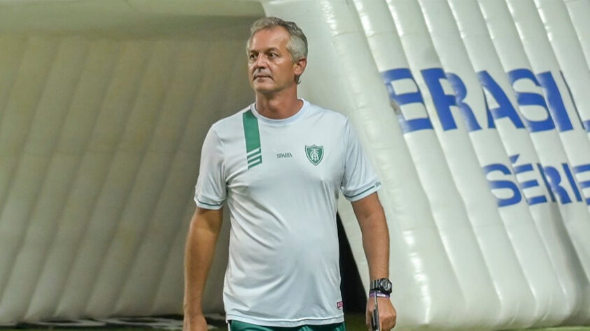 ESQUENTOU - Com o desligamento de Miguel Ángel Ramírez do Internacional, a diretoria do clube prontamente passou a monitorar o mercado atrás de um treinador para sua equipe. Diante da situação, nomes como o de Lisca, que está no América-MG, além de Diego Aguirre, atualmente sem clube, são os que aparecem como candidatos, segundo apuração feita pelo 'GE'. Ainda na publicação, Mauricio Barbieri, atualmente no Red Bull Bragantino, também chegou a ser ventilado nos bastidores.