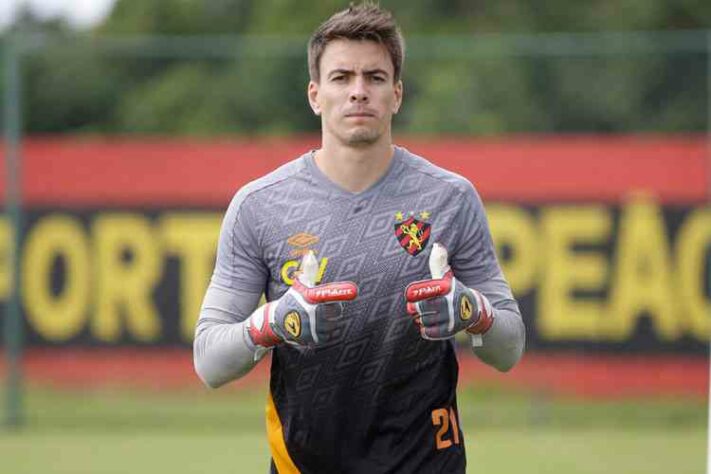 Destaque do clube pernambucano no Brasileirão 2020, ele foi o goleiro com maior número de defesas na Série A. Entre 2012 e 2014, teve uma passagem pelo Flamengo e poderia ser uma boa opção para compor elenco.