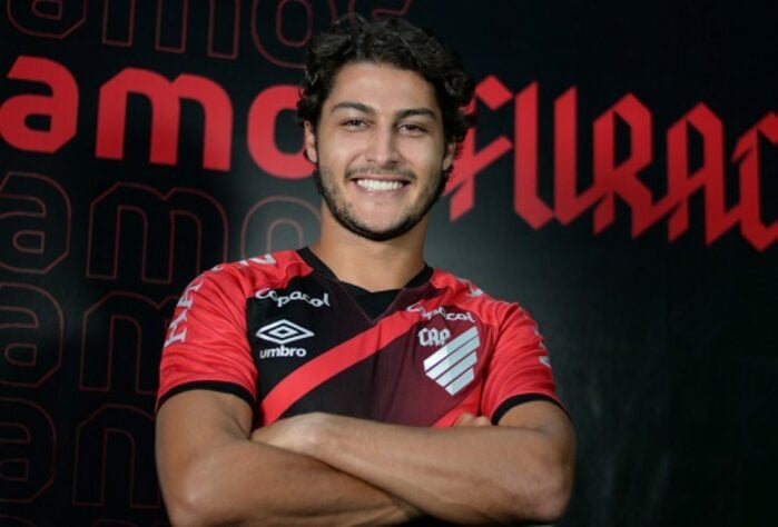 FECHADO - O Athletico-PR anunciou a contratação do lateral-direito Marcinho como reforço, com vínculo até o fim da temporada. Essa será a primeira equipe do atleta de 25 anos de idade após a saída do Botafogo, clube que defendeu de 2013 até 2020.