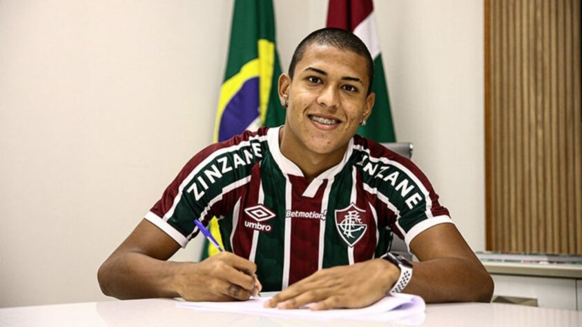 FECHADO - O Fluminense renovou o contrato de mais uma joia formada em Xerém. Um dos destaques da "Geração dos Sonhos", campeã brasileira sub-17 em 2020, Matheus Martins assinou um pré-contrato, que começa a valer em 16 de julho deste ano, quando o atacante completa 18 anos. O vínculo anterior era válido até agosto de 2022 e agora é até dezembro de 2024.