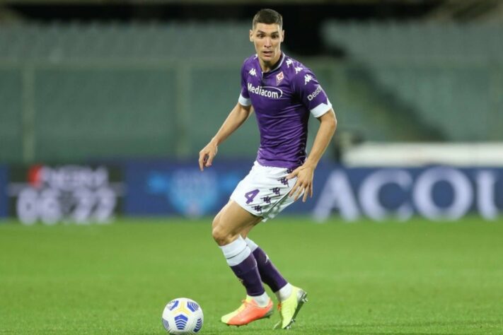 ESQUENTOU - O Manchester United é o favorito para contratar Nikola Milenkovic, jovem zagueiro da Fiorentina, segundo o “La Gazzetta dello Sport”. O sérvio tem contrato com a Viola até 2022, mas tem o desejo de se mudar e os Diabos Vermelhos devem pagar cerca de 30 milhões de libras (R$ 231 milhões) para contar com os serviços do defensor.