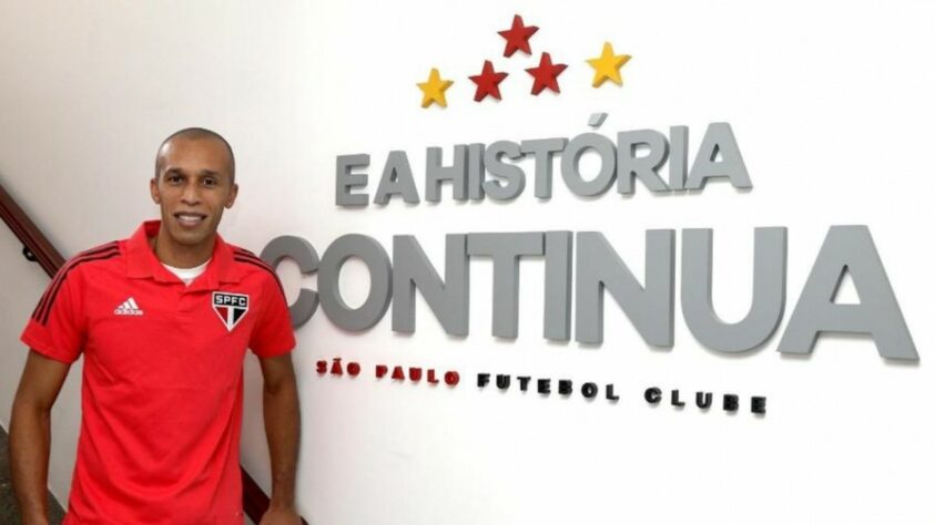 FECHADO - O São Paulo anunciou oficialmente a contratação do zagueiro Miranda, que retorna ao clube depois de uma grande passagem, sendo tricampeão brasileiro entre 2006 e 2008. A contratação do zagueiro havia sido confirmada pelo presidente Julio Casares antes do clássico contra o Santos, no Morumbi, no começo de março. A proposta feita pelo Tricolor é de dois anos de contrato, com salários baseados em metas.