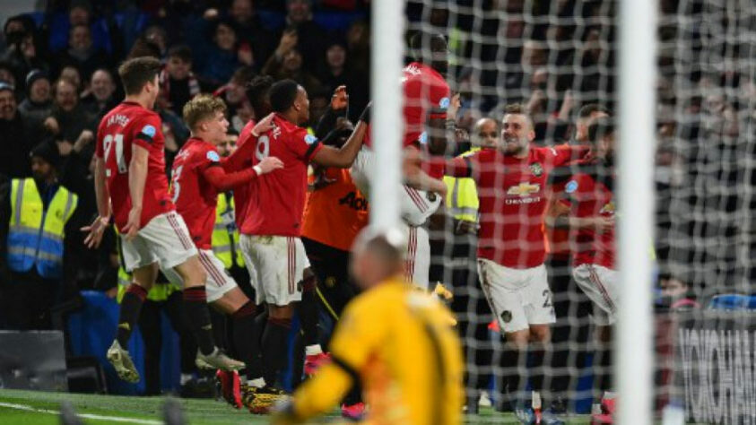 Chelsea 0 x 2 Manchester United - Premier League 2019/2020 - O Chelsea teve dois gols anulados pelo VAR na partida, e um rendeu polêmica. Um gol de empate do Chelsea foi anulado por suposto empurrão de Azpilicueta na área. No entanto, ele também estava sendo empurrado por Fred. O juiz não foi ao monitor e acatou a decisão errada do VAR.