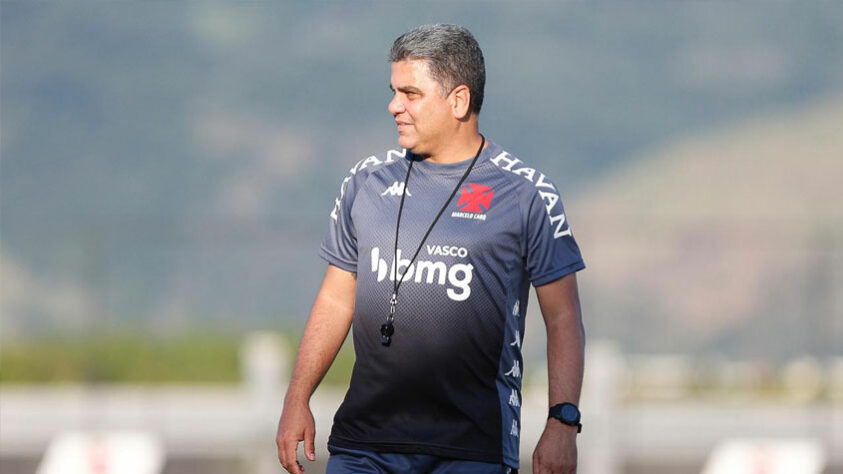 FECHADO - O Vasco demitiu, nesta segunda-feira, o técnico Marcelo Cabo. O treinador vinha sendo questionado, principalmente na torcida, pelas atuações e resultados da equipe cruz-maltina na Série B. Além de Cabo, o auxiliar Gabriel Cabo e o preparador físico Tiago Melsert foram desligados de suas funções.