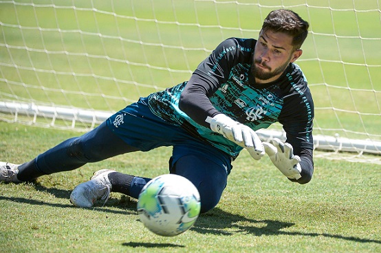 Matheus Cunha: cria da base do São Paulo, o goleiro está no Rubro-Negro desde o fim de dezembro de 2020. Ele, inclusive, terminou a última temporada como titular no Brasileirão e tem vínculo com o Flamengo até 31/12/2023.