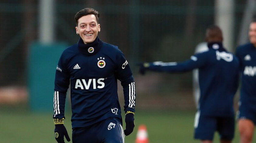 O meia alemão Meusut Özil é mais um que usou sua camisa para dar nome ao seu time de eSports. A M10 eSports conta com um time profissional de Fortnite. 