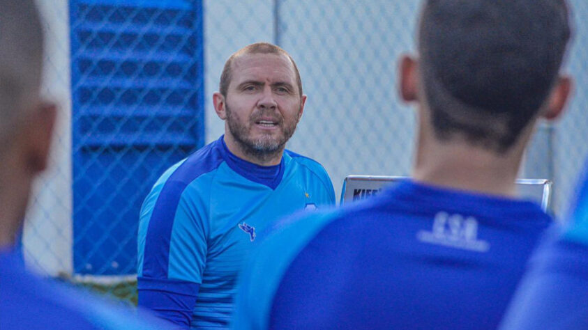 FECHADO - Após o empate do Cruzeiro com o Londrina, por 2 a 2, nesta sexta-feira, 30 de julho, no Mineirão, o técnico Mozart Santos pediu demissão do cargo de treinador da Raposa. A pressão pela sua saída só aumentava nos últimos dias e ficou insustentável após o time completar nove jogos seguidos sem vitória na Série B. São seis empates e três derrotas.