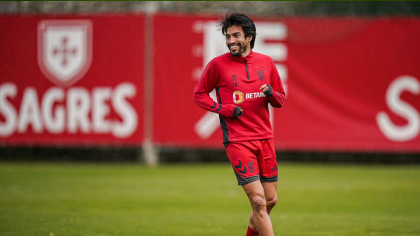 ESQUENTOU - O Boca Juniors está de olho no mercado de transferências. Nas últimas horas, o nome que pinta com força para chegar ao time da La Bombonera é Nicolás Gaitán, que estava no Sporting Braga.  Aos 33 anos, o atleta ficou livre no mercado de transferências e a sua proximidade com Juan Román Riquelme, atual vice-presidente do clube, pode pesar na hora do acerto.