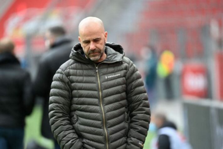 FECHADO - Peter Bosz não é mais o treinador do Bayer Leverkusen. O holandês não resistiu à derrota por 3 a 0 para o Hertha Berlin. Em seu lugar, Hannes Wolf ficará até o final da temporada.