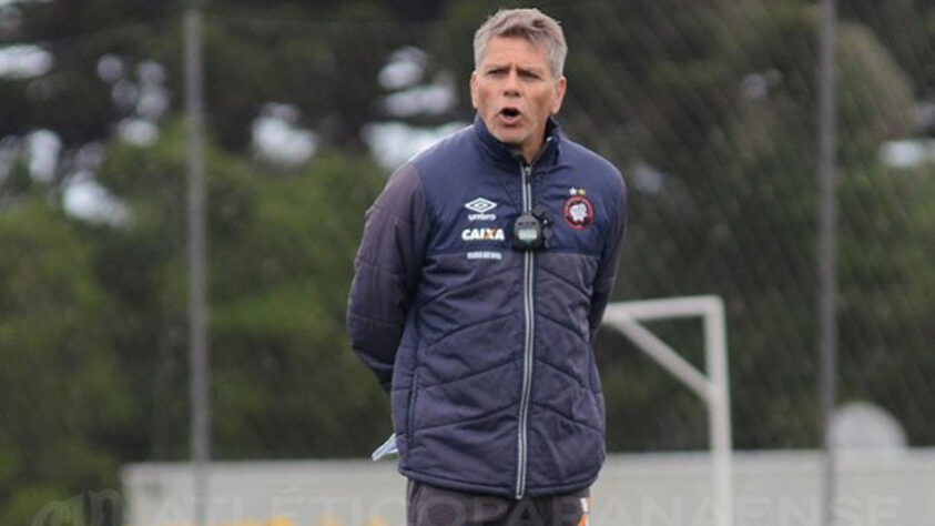 FECHADO - A segunda-feira se tornou um verdadeiro Furacão na vida do Athletico. Nesta tarde, Paulo Autuori e Ricardo Gomes pediram demissão do clube paranaense. A decisão pegou a torcida de surpresa, já que ambos desenvolviam um trabalho de médio a longo prazo dentro do Athletico.  Segundo informações divulgadas inicialmente pelo ge e confirmado pela reportagem, a vontade de Autuori sair do Athletico não vem de hoje.