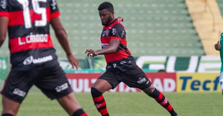 FECHADO - A lateral-esquerda do Botafogo terá um novo nome. Como o LANCE! noticiou, o Alvinegro fechou a contratação de Rafael Carioca na manhã desta quarta-feira. O defensor vai rescindir com o Vitória e assinará com o clube de General Severiano até dezembro de 2021.