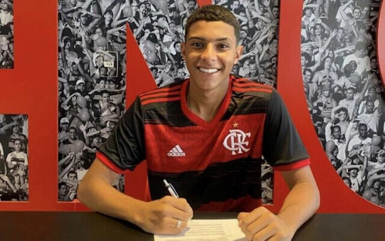 FECHADO - Tido como um dos maiores talentos e promessas da sua geração, Rafael Oliveira assinou contrato de formação com o Flamengo até 2024. Capitão da equipe sub-15 do Rubro-Negro, o zagueiro de 15 anos celebrou o acerto nas redes sociais.