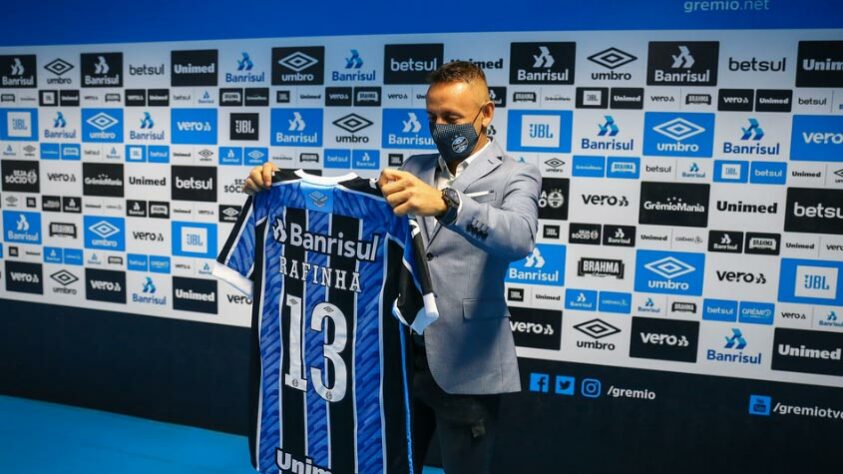 Rafinha (35 anos) - Posição: lateral-direito - Clube atual: Grêmio - Valor de mercado: 1 milhão de euros