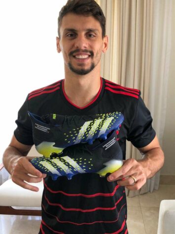 O Flamengo conquistou o Brasileirão 2020 e a Adidas, fornecedora de material esportivo do clube, produziu pares de chuteiras especiais e camisas personalizadas para os jogadores Diego Ribas, Rodrigo Caio (foto) e Willian Arão, todos patrocinados pela marca. O trio foi presenteado com chuteiras que eternizam o título, levando a inscrição "É meu maior prazer vê-lo ganhar; #octacampeão".