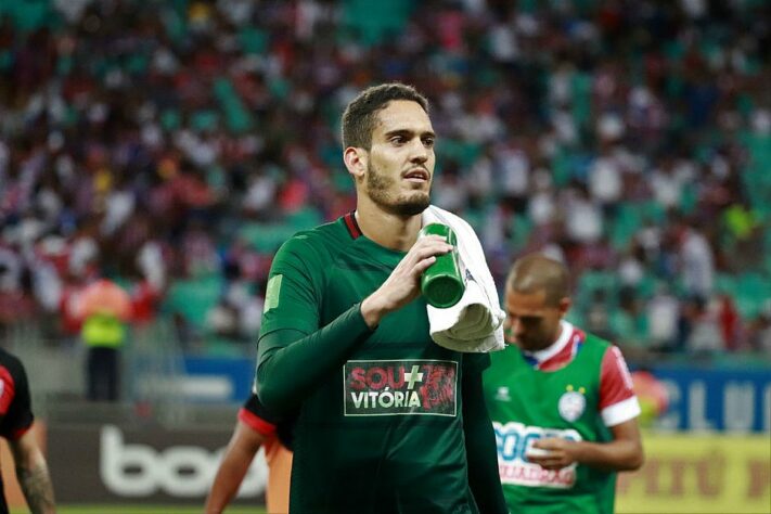 Destaque da equipe baiana, o goleiro vive negociação conturbada para renovar e poderá assinar pré-contrato com outros clubes a partir de julho. Opção mais barata para compor elenco. 