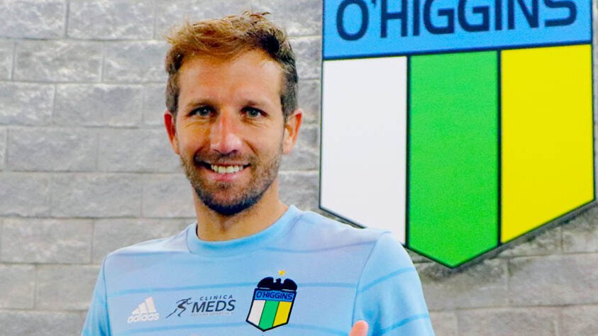 FECHADO - Aos 33 anos, o meio-campista chileno Felipe Seymour agregou mais uma equipe ao seu currículo. Nessa segunda-feira (29), o O’Higgins anunciou oficialmente a chegada do atleta que tem seis partidas vestindo a camisa da seleção do Chile.