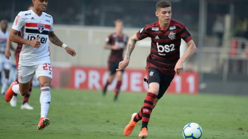 FECHADO - Quem também teve seu contrato reativado pelo Flamengo no Boletim Informativo Diário (BID) da Confederação Brasileira de Futebol (CBF) foi Ronaldo. Contudo, ele tem a sua permanência incerta e, a princípio, tende a ser negociado - consequentemente, não defenderá o Fla neste início do Carioca. O meio-campista de 24 anos estava emprestado ao Bahia, onde atuou em 52 jogos, de 2019 a 2021.